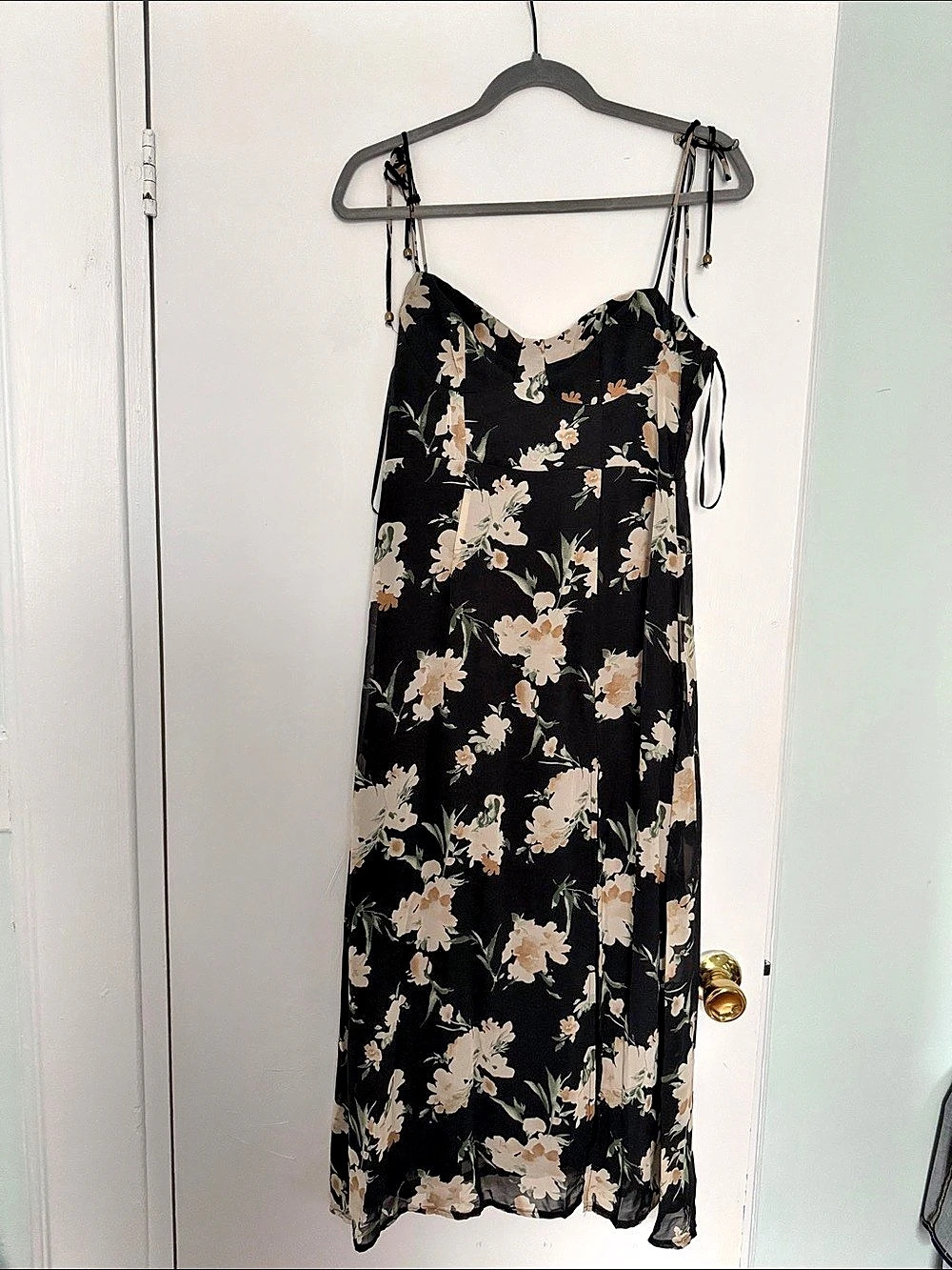 retail + Medium Floral Maxi Dress in Black & Pink Size Medium
